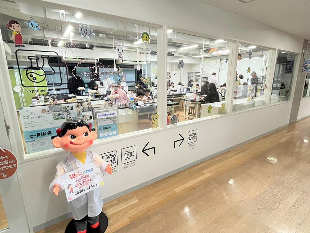 会場ではペコちゃん店頭人形がお出迎え♪