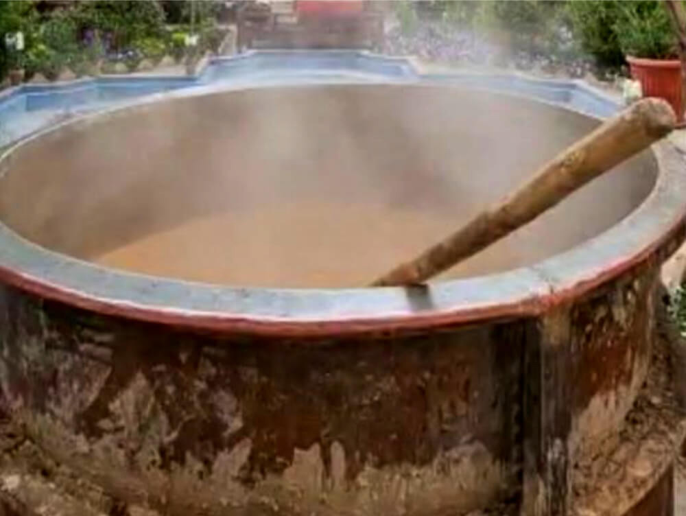 サマヌーをかき混ぜるための巨大な鍋