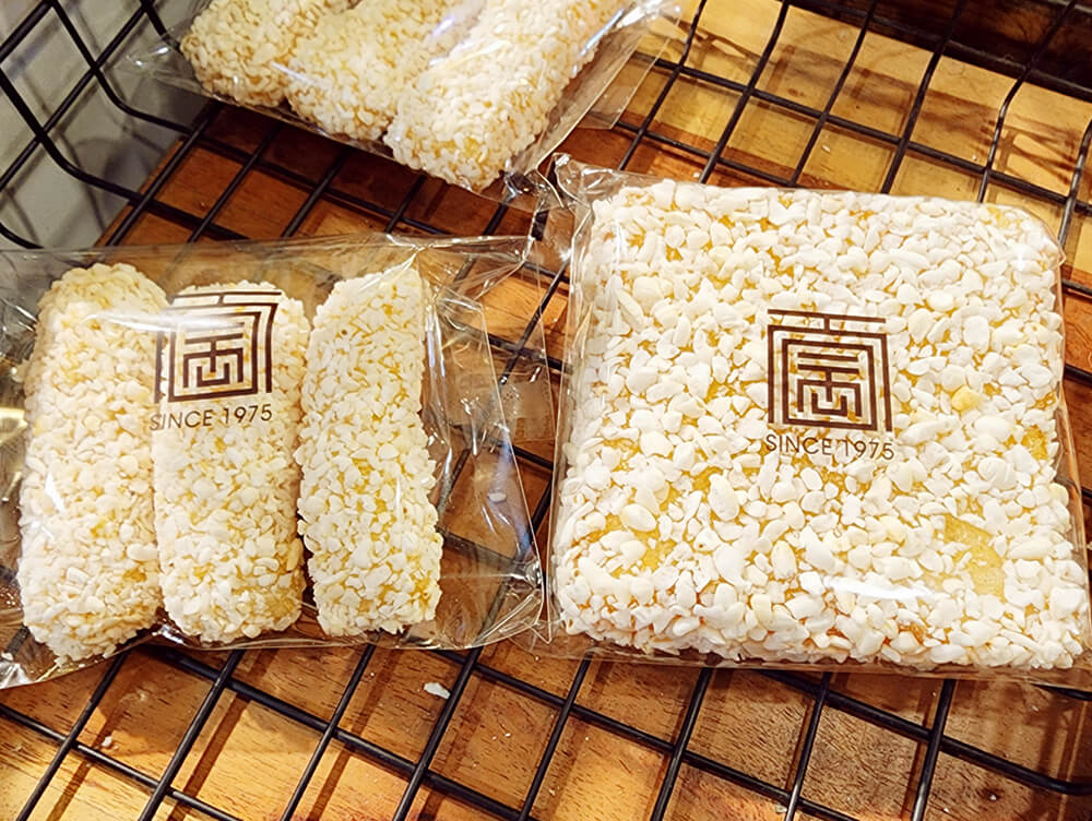 見た目に反して、繭のようにふんわり軽い