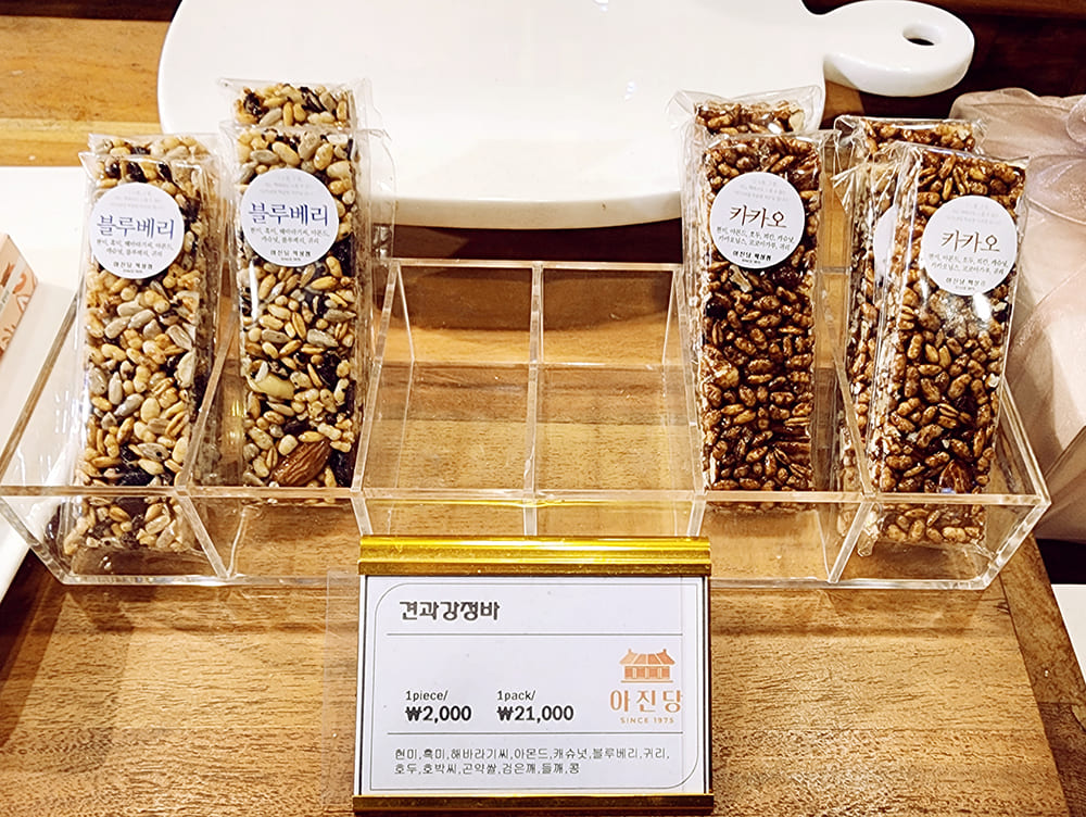 穀物たっぷり、「おこし」のような見た目