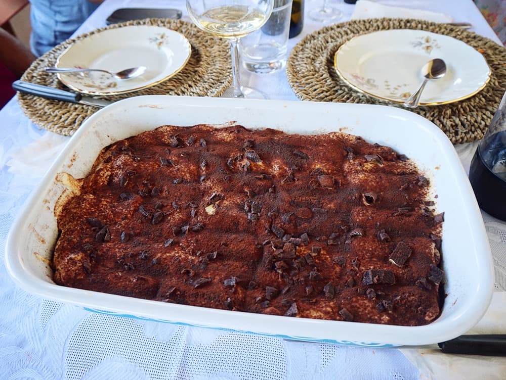 大皿で作ったものを、取り分けて食べます