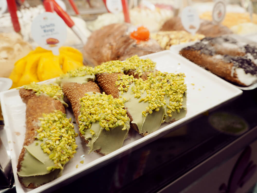 ピスタチオがトッピングされたカンノーロ 