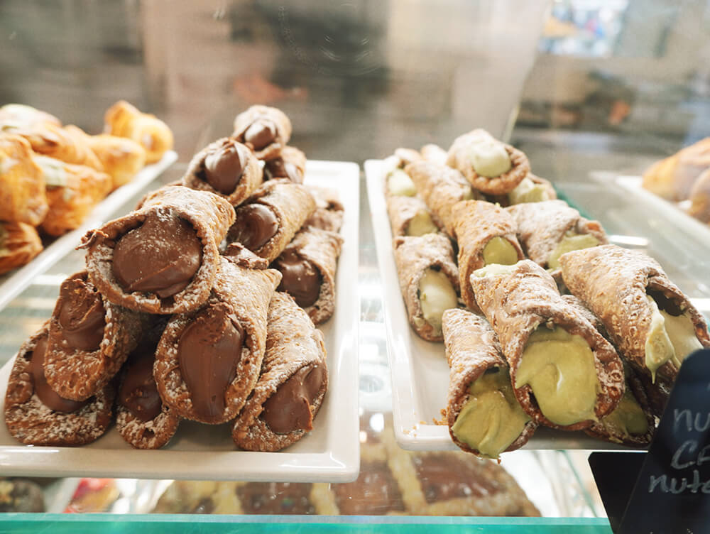 お店によって巻き方やトッピングが違います