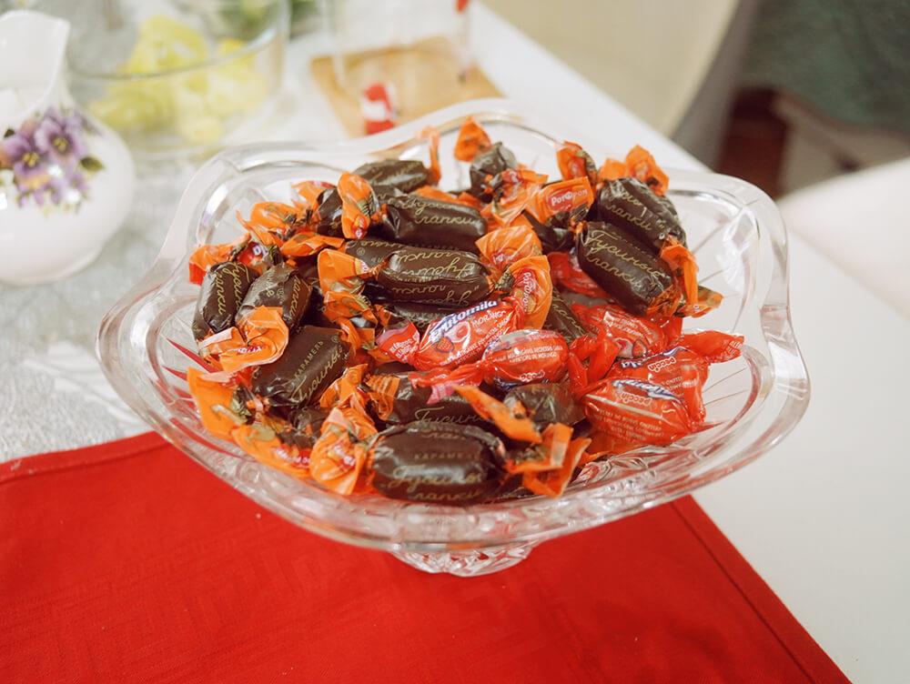 山盛りのお菓子でゲストを歓迎します